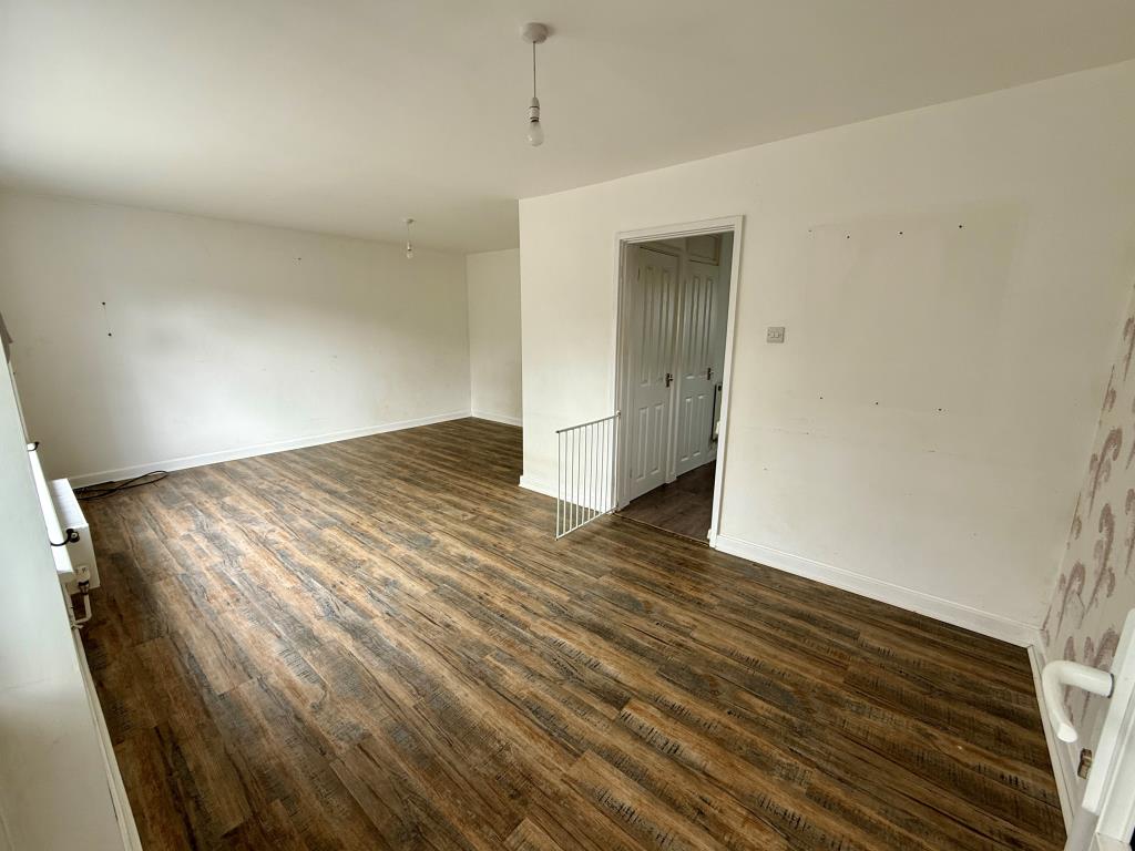 Lot: 140 - VACANT THREE-BEDROOM HOUSE - Living room